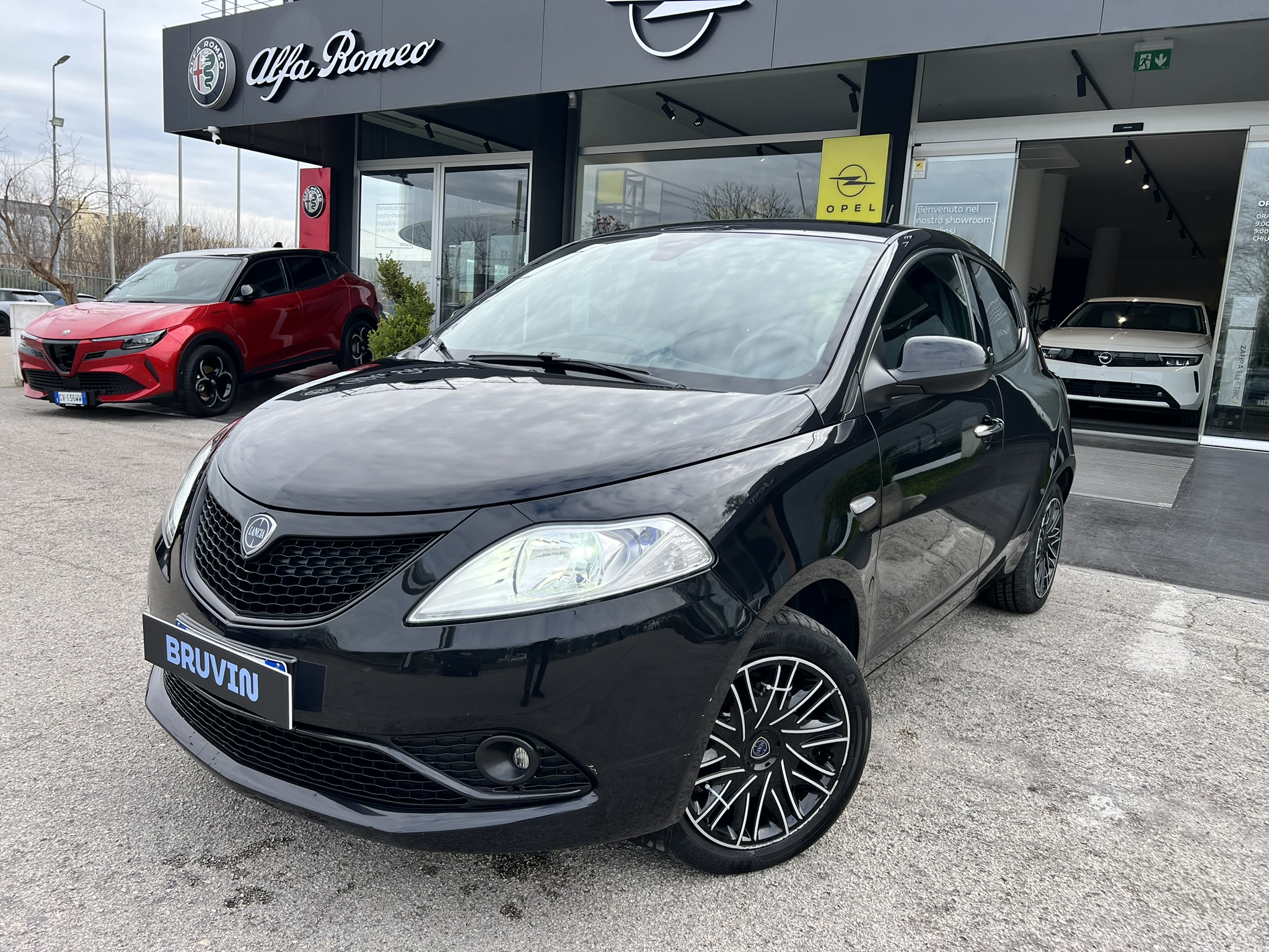 Lancia Ypsilon Silver Hybrid 1.0 70cv