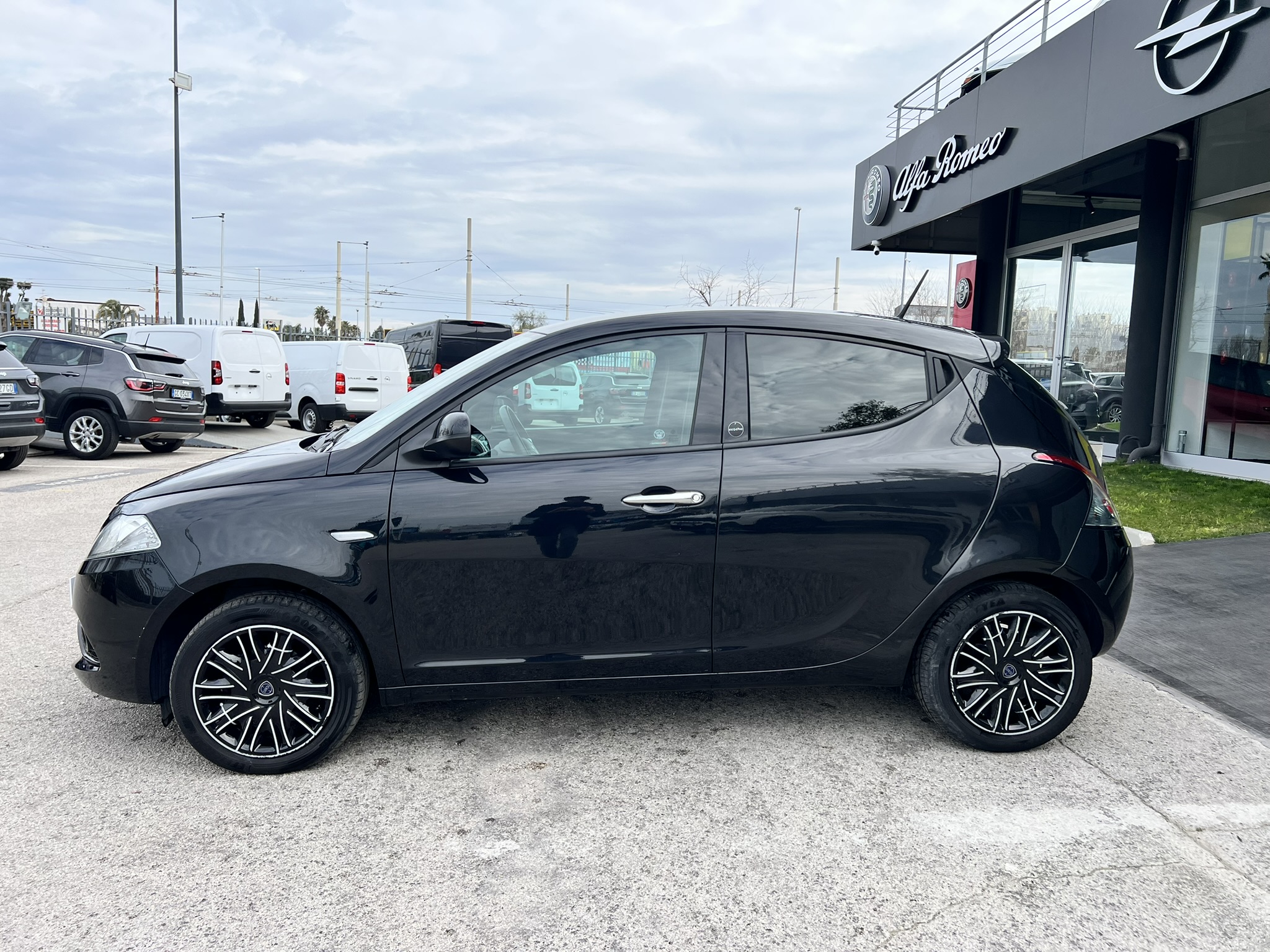Lancia Ypsilon Silver Hybrid 1.0 70cv