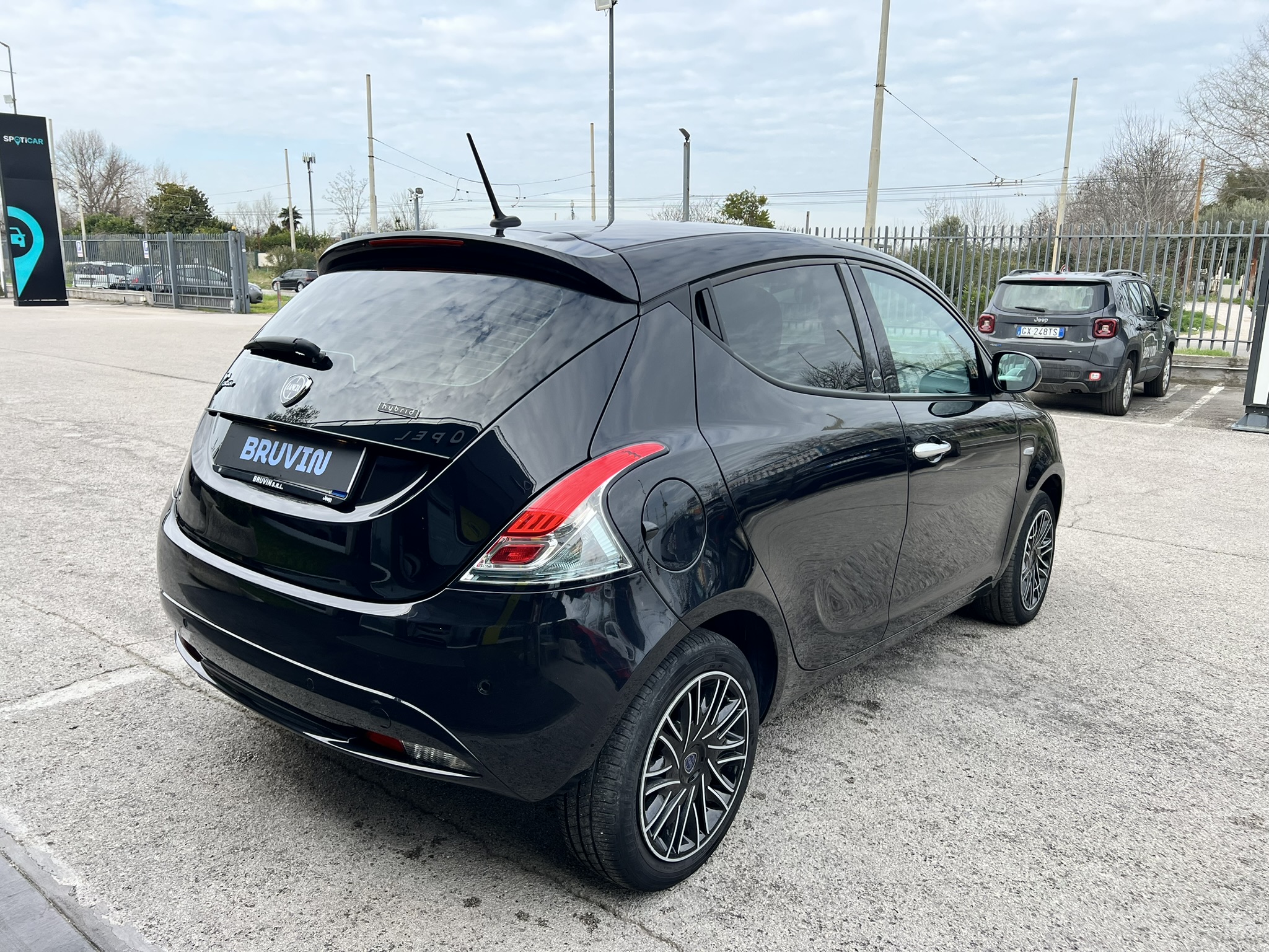 Lancia Ypsilon Silver Hybrid 1.0 70cv