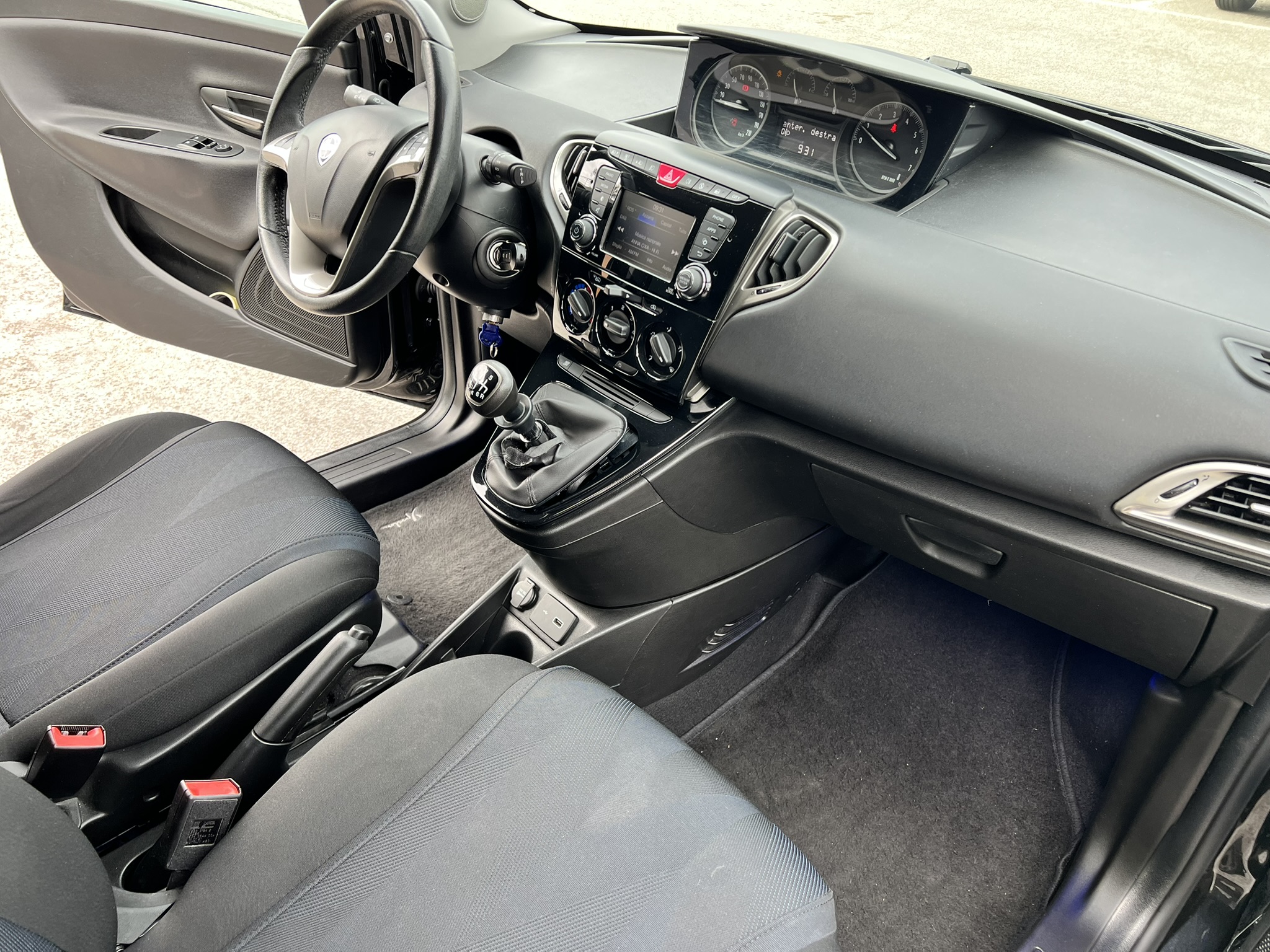 Lancia Ypsilon Silver Hybrid 1.0 70cv